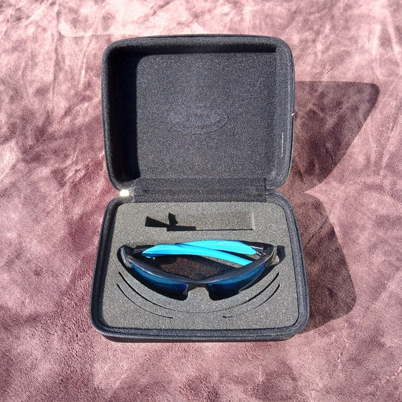 Oakley Vault Array with Flak 2.0 blue and black Oakley sunglasses